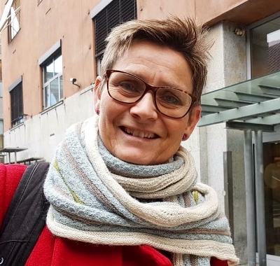  Direktør i Norges Husflidslag og styreleiar i Kulturalliansen, Marit Jacobsen, på veg til lanseringa av den nye stortingsmeldinga om kulturpolitikk. - Det blir spennande å høyre hva Trine Skei Grande vil med kulturlivet framover. Måtte frivilligheit og kulturarv få stor plass i meldinga, sa Marit i forkant av framlegginga i dag.  Foto: Jorid Martinsen, Norges Husflidslag 