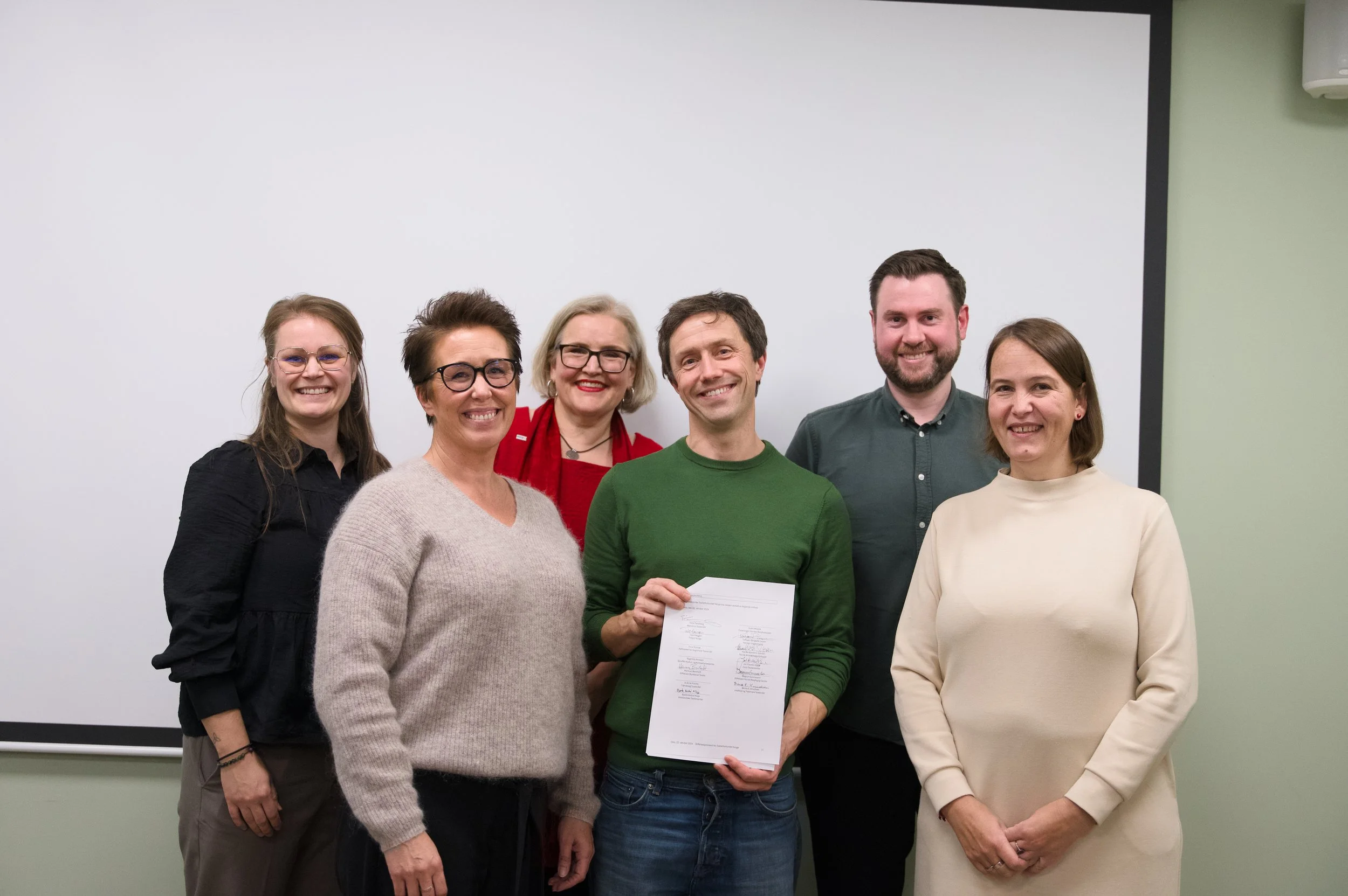  F.v: Hanne-Kjersti S. Iversen (Norsk Amatørteaterforbund), Tale Haugan (Frilynt Norge), Dagrun Gunnarson (Stiftelsen Norsk), Jarl Flaaten Bjørk (Oslo Teatersenter), Bjarte Andre Misje (Vestlandske Teatersenter) og Magni Hjertenes Flyum (Noregs Ungdomslag). Maja Aspås Teialeiret fra Trøndelag Teatersamlag, Tone Runsjø fra Regionale teaterråd og Aksel Langum Øien fra Sjiraffen kultur- og kompetansesenter ble også valgt inn, de var ikke tilstede fysisk da bildet ble tatt.  Fotokredit: Mona Husby, Noregs Ungdomslag 