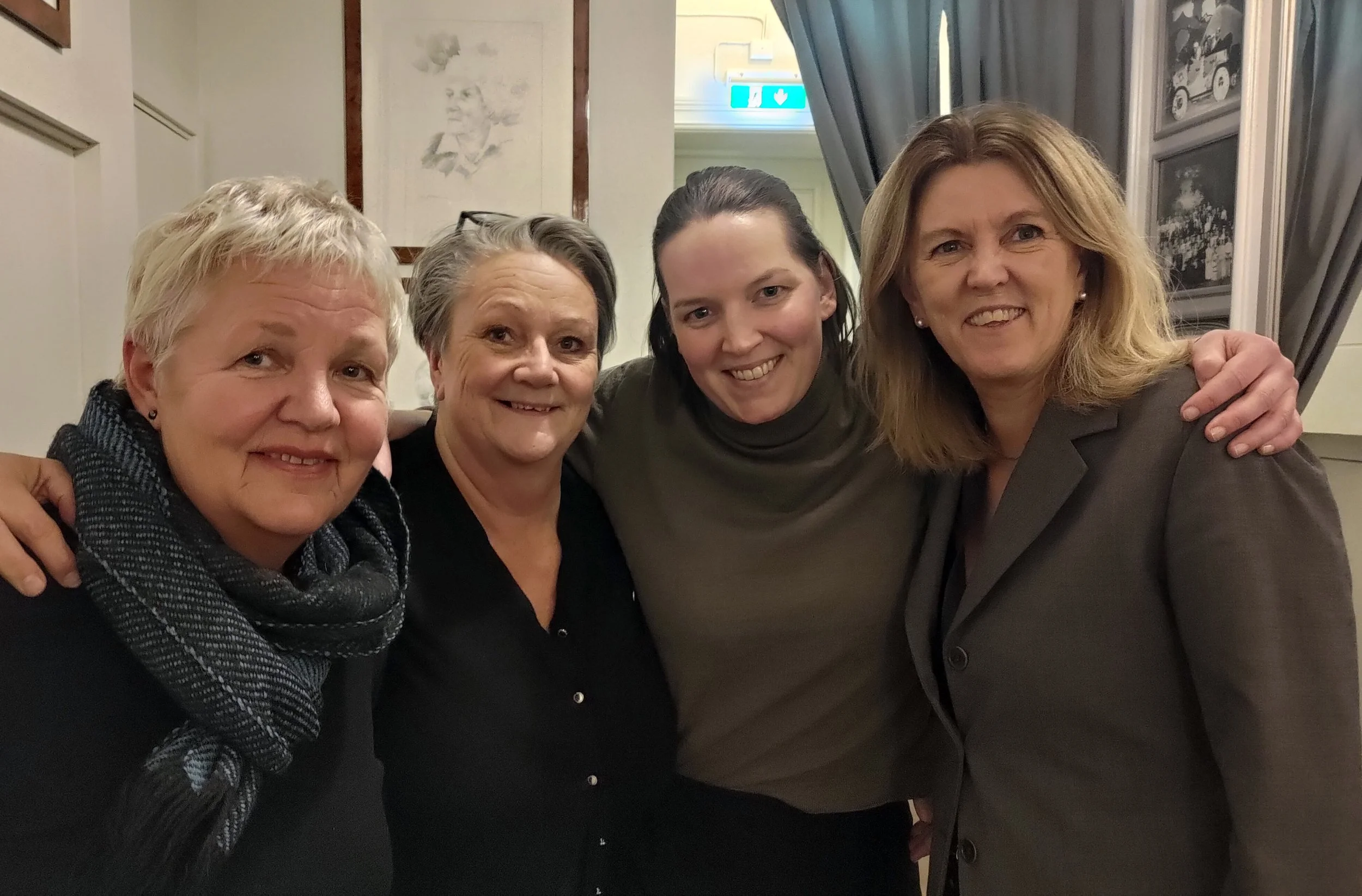 Fire av de fem styremedlemmene: Fra venstre: Brita Rusten Åmot, Olaug Enstad, Eirin Lien og Liv Bjerke. Femtekvinne, Janne Aasebø Johnsen var ikke tilstede da bildet ble tatt.