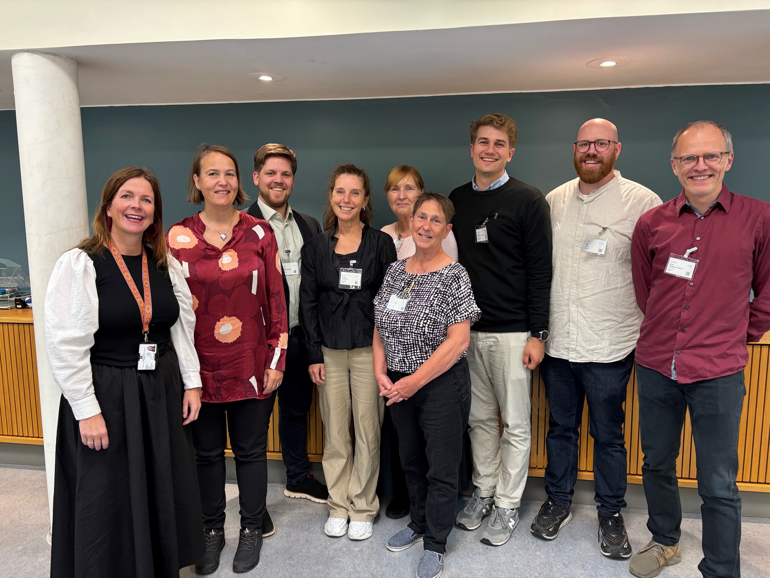  På bildet: Trude Storheim (Statssekretær i KUD), Magni Hjertenes Flyum (Teaterforbundet Norge), Anders Bjørklund (STL Norge - Samarbeidsrådet for tros- og livssynssamfunn), Hedda Lombardo (Kulturvernforbundet), Lise Gulbransen (Norsk musikkråd), Marianne Ween (Kulturalliansen), Jakob Øvensen Aanderaa (Landsrådet for Norges barne- og ungdomsorganisasjoner), Stian Juell (Voksenopplæringsforbundet) og Stian Slotterøy Johnsen (Frivillighet Norge). 